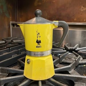 Bialetti Rainbow Moka Express in yellow! 💛☕️💛